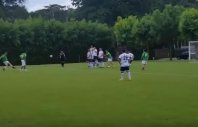 Macri, votó, almorzó, jugó al fútbol y marcó un golazo de tiro libre.