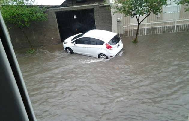La lluvia anegó calles de la ciudad de Río Cuarto. 