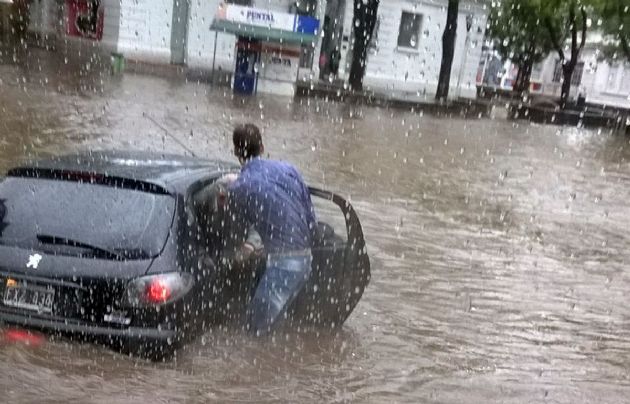 La lluvia anegó calles de la ciudad de Río Cuarto. 