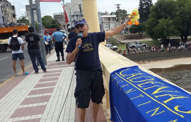 Orlando Morales transmite la carrera del Pato Solidario.