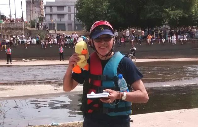 Orlando Morales transmite la carrera del Pato Solidario.