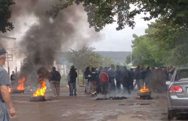 Realizan piquetes frente a la casa del gobernador de Mendoza (Foto: @analiaromerook)