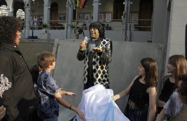 Descubrieron la escultura que homenajea a Carlitos Jiménez