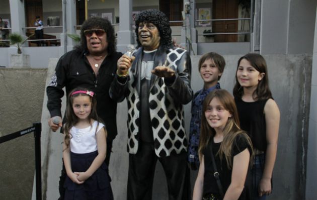 Descubrieron la escultura que homenajea a Carlitos Jiménez