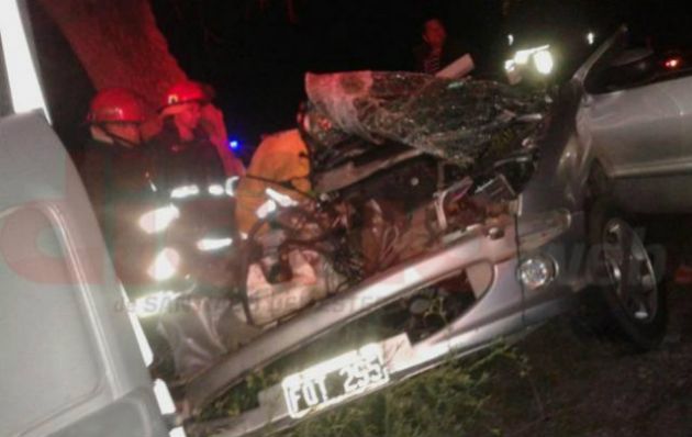 El auto quedó "abrazando" el árbol.