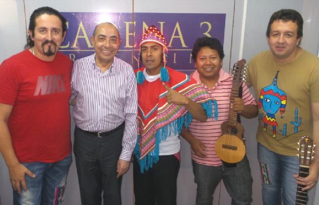 Los chicos de La Cantada con Mario y el coya dance.