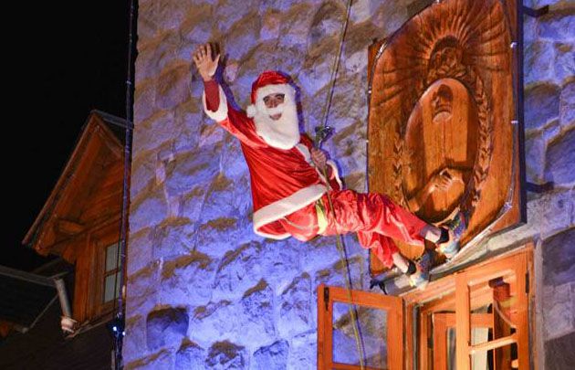El árbol gigante de Navidad en el Centro Cívico (Foto: Emprotur - Bariloche)