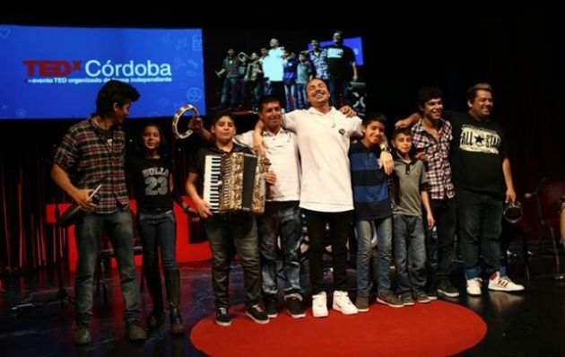 Carli Jiménez cantó con los alumnos de la Escuelita de Cuarteto.