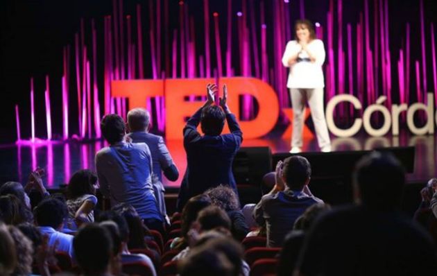 Sandra Meyer jugó con el público.