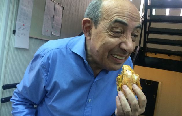 Mario probó las hamburguesas de McDonald´s.