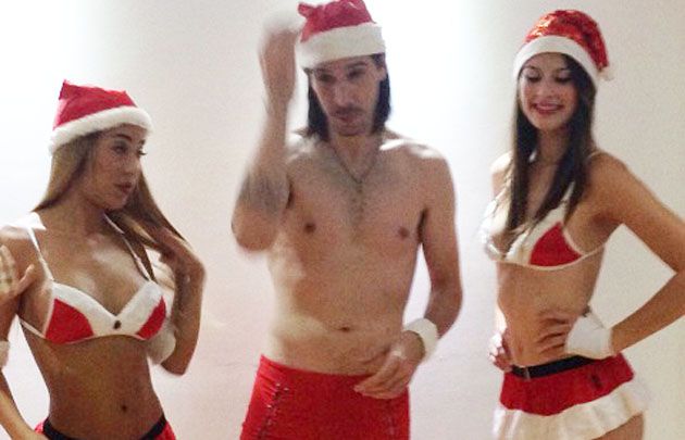 El ''Gigoló'' posó junto a bellas mujeres en una producción de fotos.