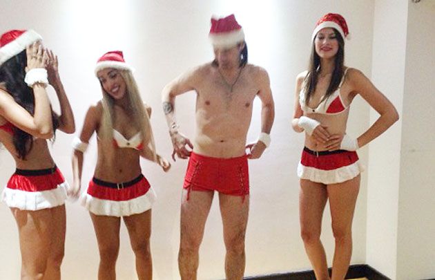 El ''Gigoló'' posó junto a bellas mujeres en una producción de fotos.