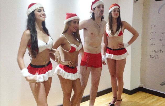 El ''Gigoló'' posó junto a bellas mujeres en una producción de fotos.