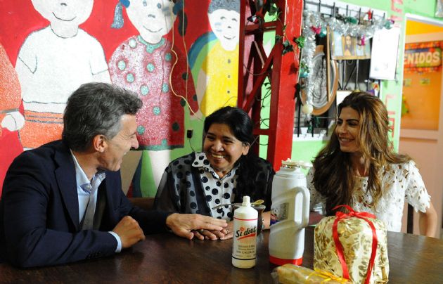 Macri y su esposa tomaron mate con Margarita Barrientos.