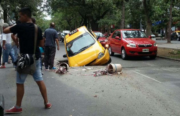 Un taxi fue tragado por un pozo en plena avenida Chacabuco.