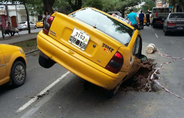Un taxi fue tragado por un pozo en plena avenida Chacabuco.