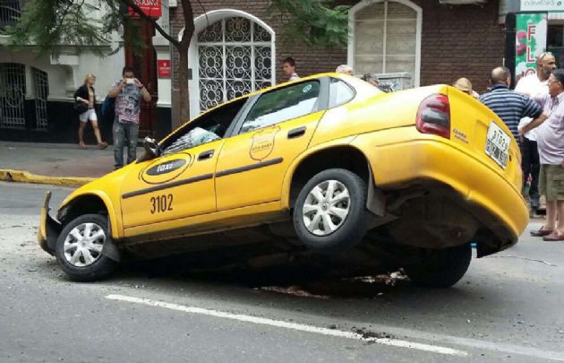 Un taxi fue tragado por un pozo en plena avenida Chacabuco.