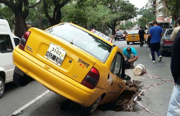 Un taxi fue tragado por un pozo en plena avenida Chacabuco.
