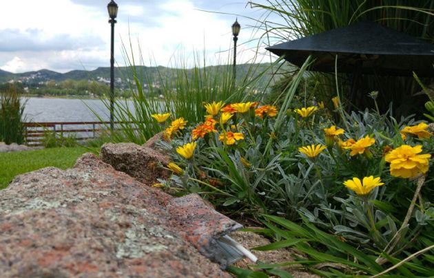 Lake Buenavista ofrece un hermoso paisaje serrano.