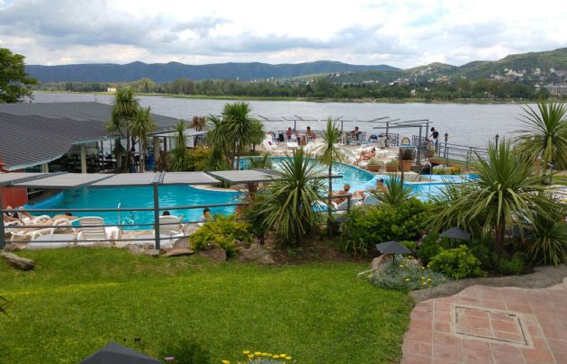Lake Buenavista ofrece un hermoso paisaje serrano.