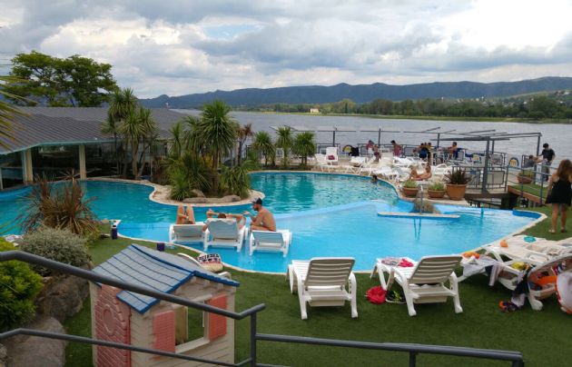 Lake Buenavista ofrece un hermoso paisaje serrano.