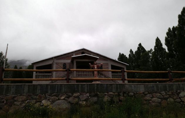 Potrerillos se encuentra a 1700 metros sobre el nivel del mar, a 85 km de Mendoza. 