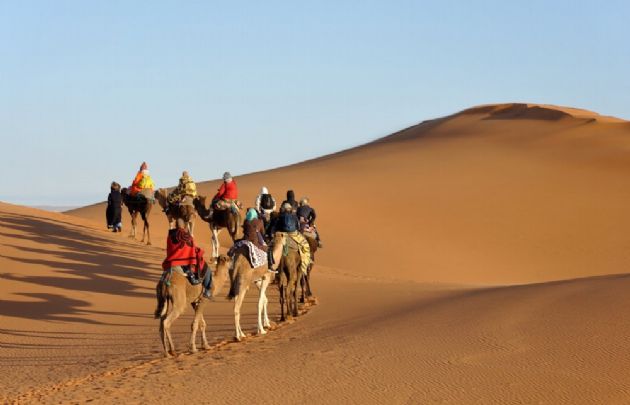 El desierto de Dubái se destaca por las dunas y su inmensidad.