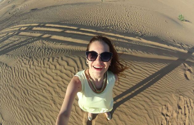 Agustina Vivanco en el desierto de Dubái.