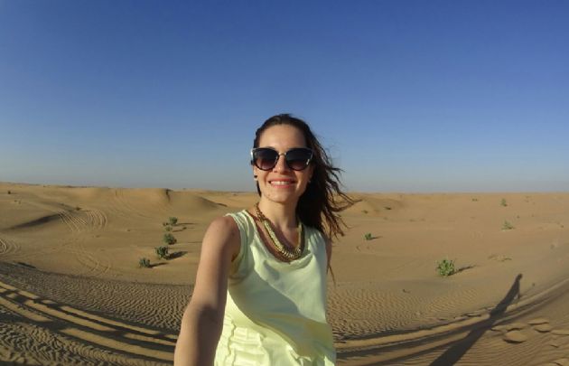 FOTO: Agustina Vivanco en el desierto de Dubái.