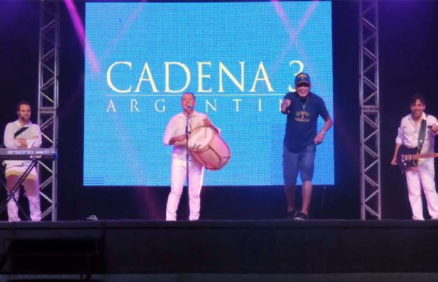 Orlandinho se animó a bailar en el escenario.