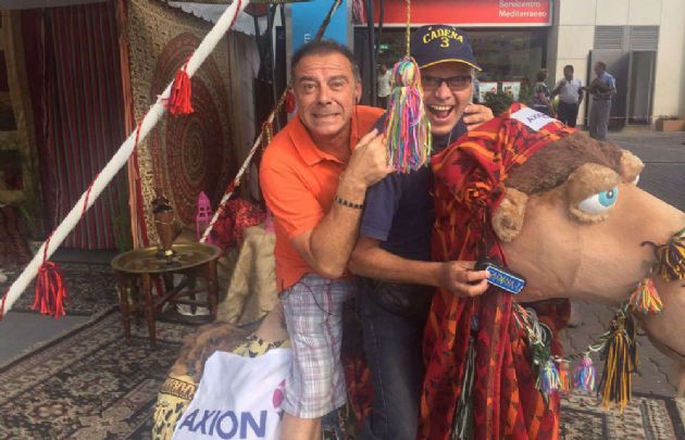Abelardo Fonseca y Orlando Morales en la carpa árabe del Dakar.