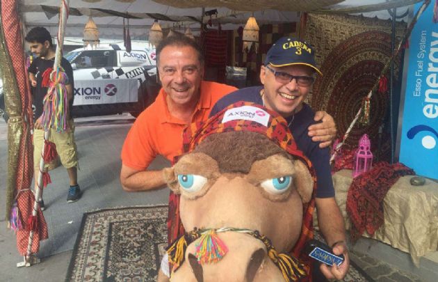 La carpa está ambientada y hay un camello que recrea los desiertos.