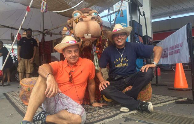 La carpa está ubicada frente a la Municipalidad.