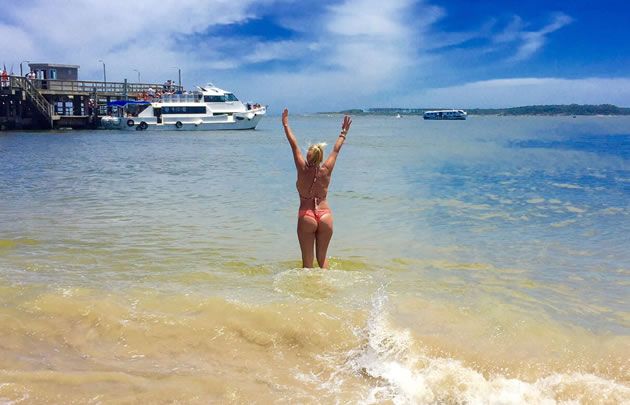 Celeste cautivó en las playas de Punta del Este.