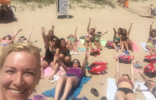 Las jóvenes disfrutan de las playas en cada parada.