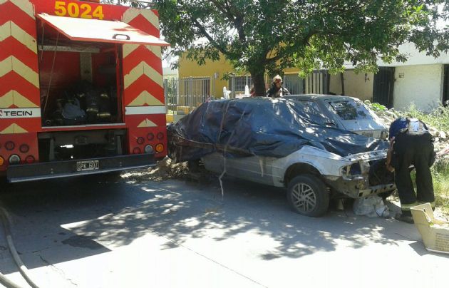 El incendio dejó dos heridos. Tres dotaciones de bomberos trabajaron en el lugar.