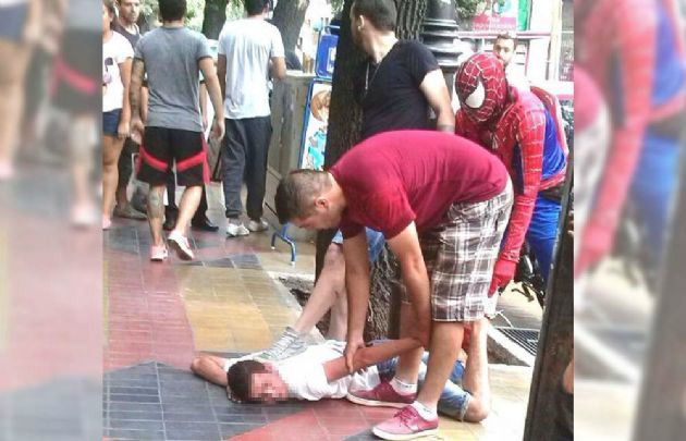 El supuesto asaltante es atrapado por peatones y el Hombre Araña.