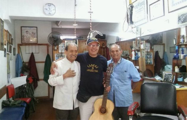 Orlando Morales, junto a Foro y Luis, de la peluquería.