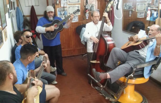 En ''Hermanos Chañi'' cortan el pelo y enseñan música.