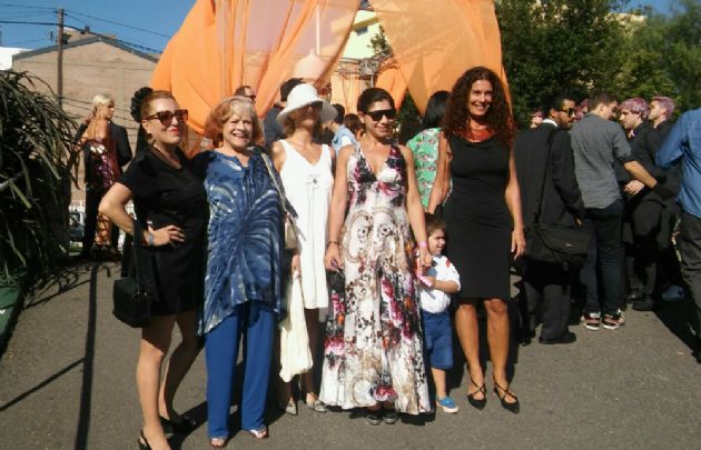 Los artistas pasaron por la alfombra roja.