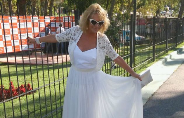 Los artistas pasaron por la alfombra roja.