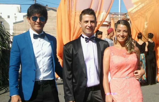 Los artistas pasaron por la alfombra roja.