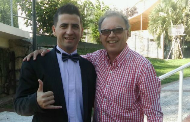 Los artistas pasaron por la alfombra roja.