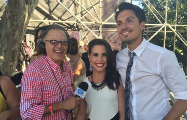 Los artistas pasaron por la alfombra roja.