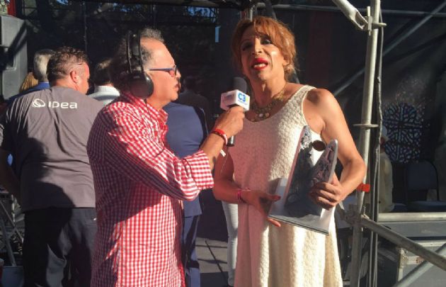 Los artistas pasaron por la alfombra roja.