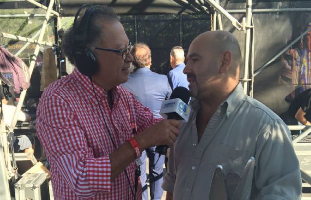 Los artistas pasaron por la alfombra roja.
