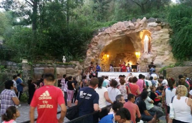 La Gruta de Lourdes recibe a los fieles.
