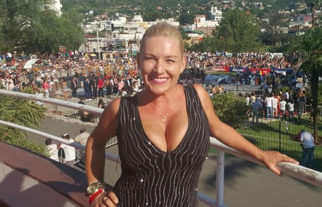 Celeste Benecchi deslumbró en los Premios Carlos con un vestido de Cris Tillard.