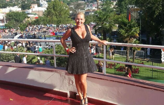 FOTO: Celeste Benecchi deslumbró en los Premios Carlos con un vestido de Cris Tillard.