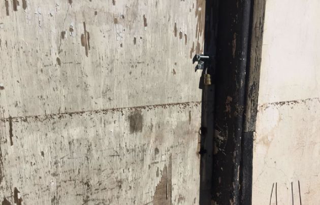 Las paredes quedaron marcadas por el nivel del agua que alcanzó 1.80 metros.